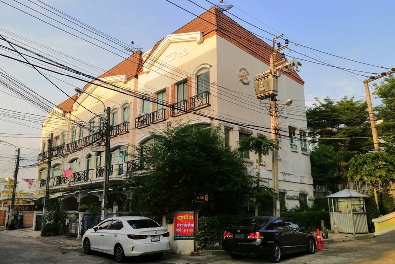  ทาวน์เฮาส์ บ้านกลางเมือง